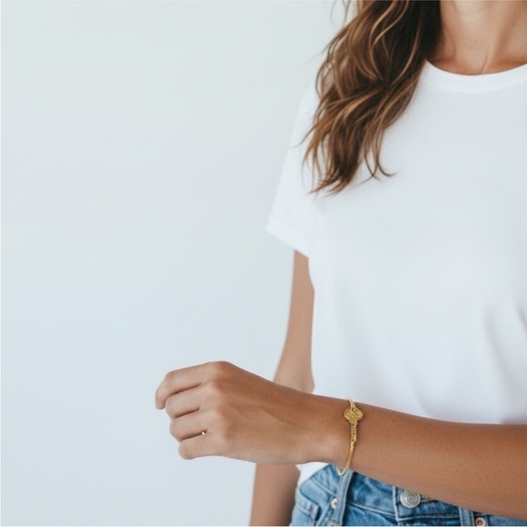 Elegant Gold Key Charm Bracelet with “Faith” Inscription - Picture 3 of 7